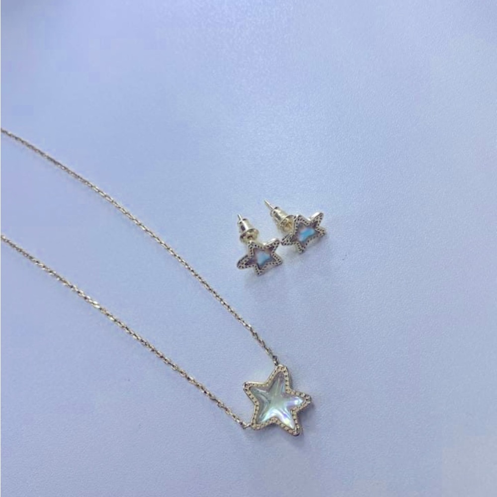 Kendra Scott earrings and necklace set!